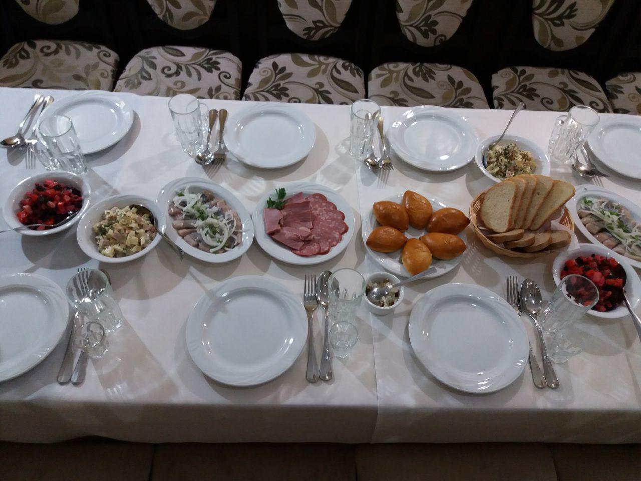Можно ли поминальный обед. Поминальный стол. Армянский поминальный стол. Стол на поминки. Поминальный стол в горах Осетии.